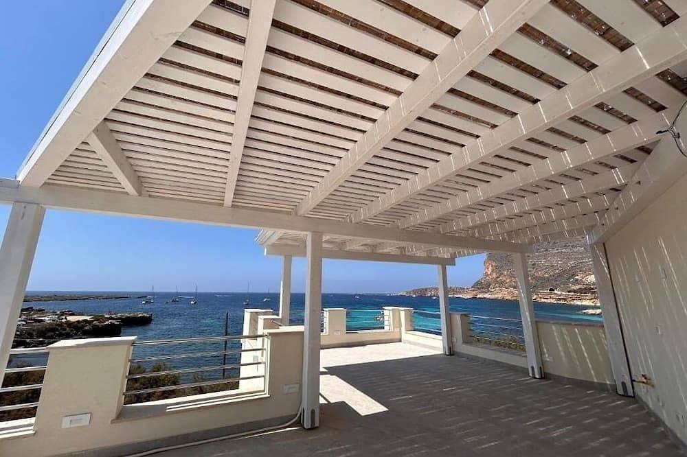 Remare - Premium Apartment with Fireplace, Sea View and Terrace in Favignana in Favignana Stadt, Favignana