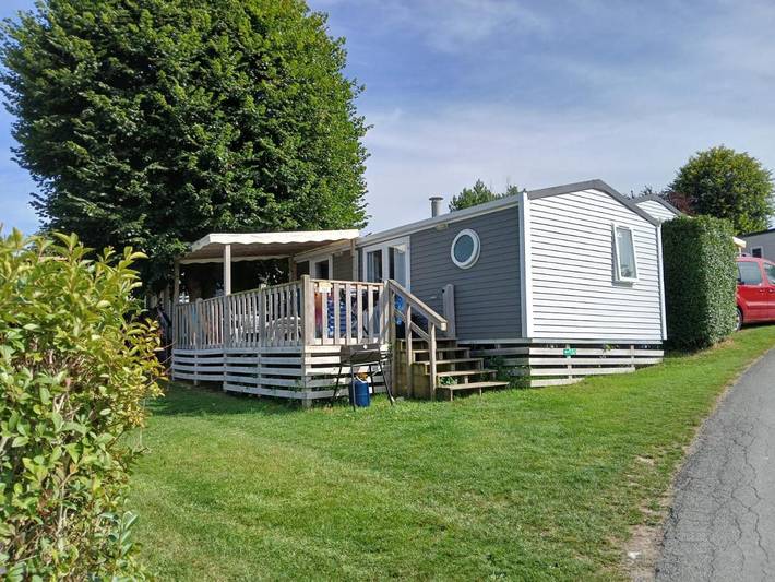 Camping pour 4 personnes, avec piscine ainsi que jacuzzi et terrasse