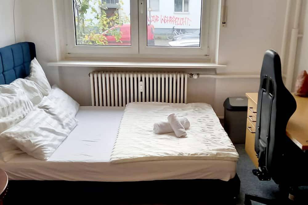 Doppelzimmer mit Dusche, Grill und Kicker im Herzen von Kreuzberg in Kreuzberg Berlin, Berlin