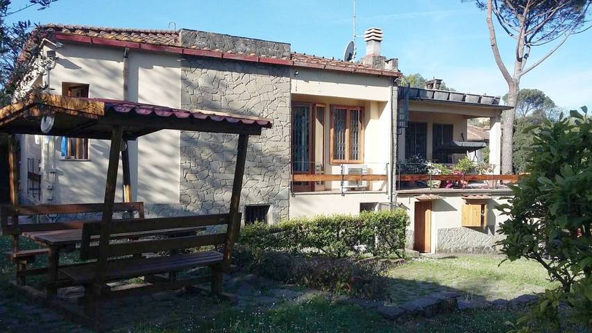 Alojamiento y desayuno para 4 personas, con jardín además de balcón y vistas en Florencia