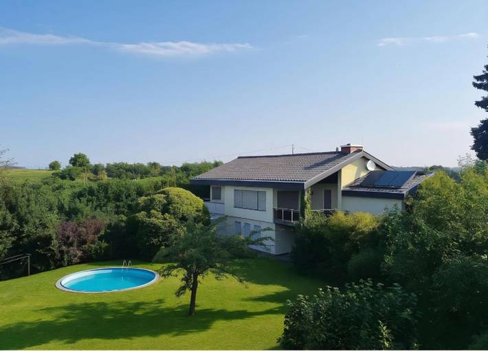 Ferienwohnung für 6 Personen, mit Balkon und Terrasse sowie Garten und Pool in Feldbach
