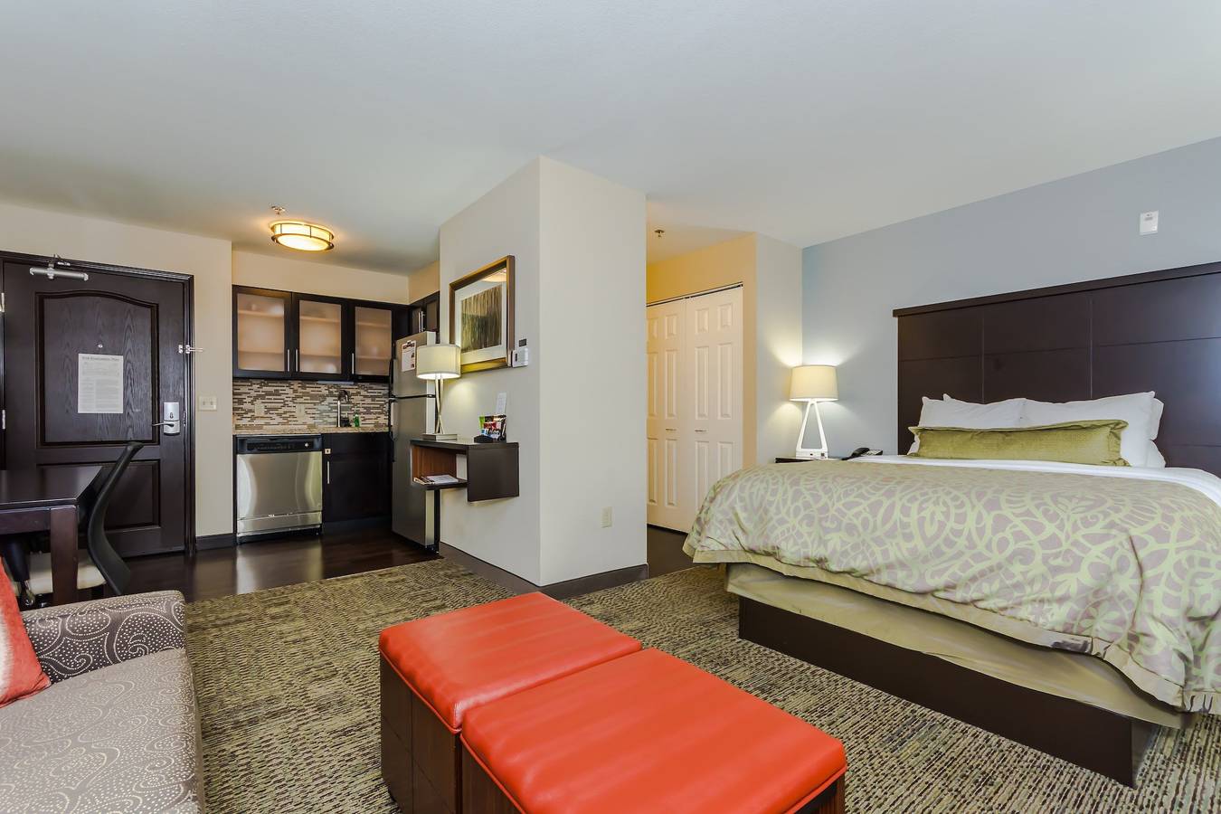 Ganzes Studio, Staybridge Suites Grand Forks in Grand Forks, Grand Forks County