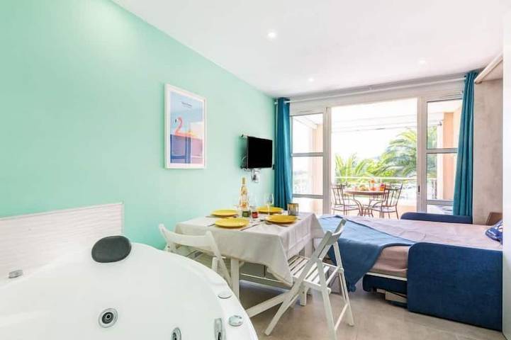 Gîte pour 4 personnes, avec piscine ainsi que jardin et jacuzzi dans Golf De Cap Esterel - 4