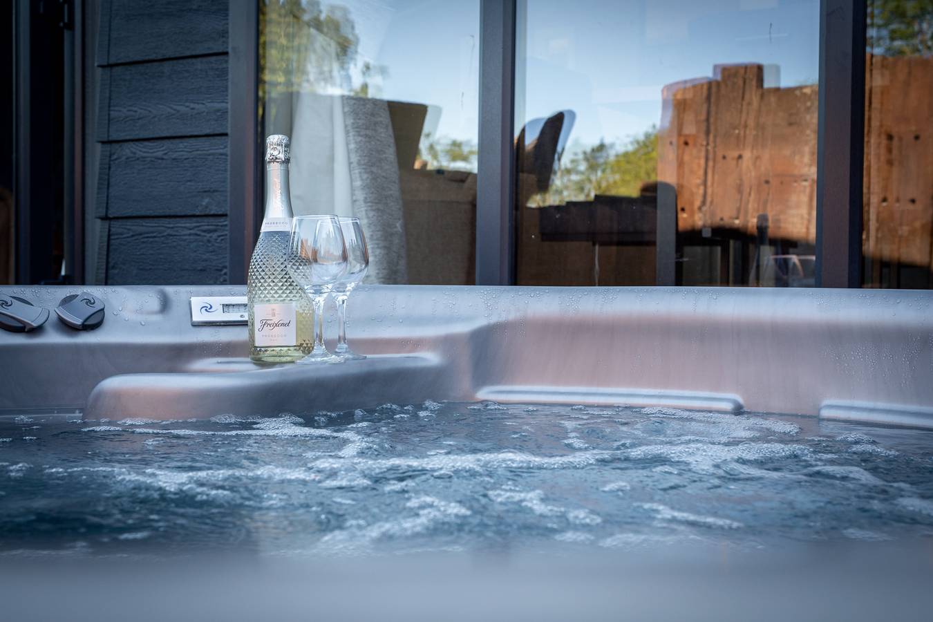 Dewin Bach - Luxury Lodge, Hot Tub, Close to Beach in Penally, Pembrokeshire