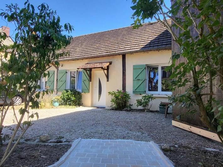 Location de vacances pour 2 personnes, avec Terrasse ainsi que Jardin et Vue à Fourges