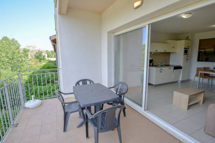 Gîte pour 2 personnes, avec balcon et piscine, adapté aux familles dans Lac de Jouarrès - 4