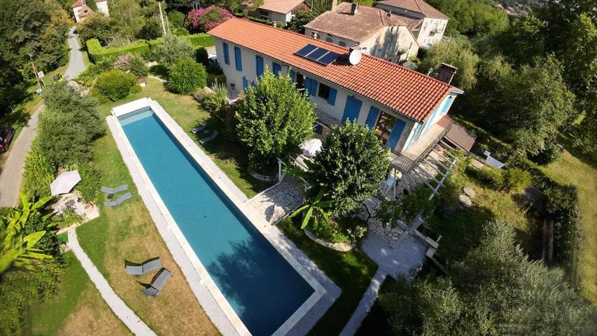 Location de vacances pour 2 personnes, avec vue et jardin ainsi que terrasse et piscine à Saint-Jean-de-Thurac