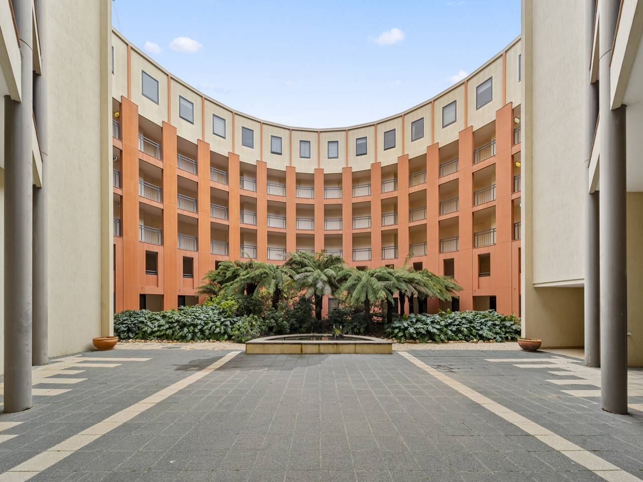 Entire apartment, Loft-Style Cbd 1-Bed with Rooftop Terrace & Bbq in North Canberra, Canberra