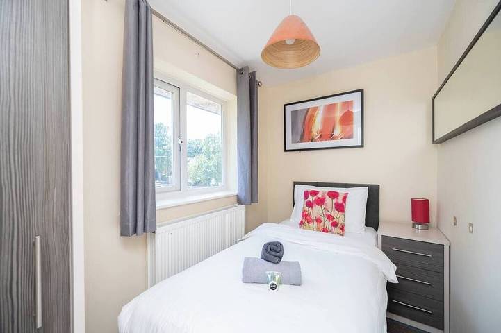 4 Bed House, With Garden, Close To Gatwick in Crawley, Sussex de l'Ouest