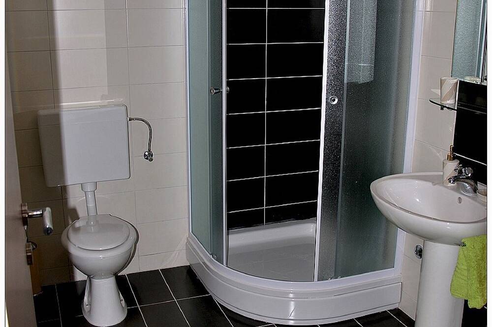 Ganze Wohnung, Familienapartment umgeben von alten Mauern, zwei Meter vom Meer entfernt in Koločep, Grad Dubrovnik
