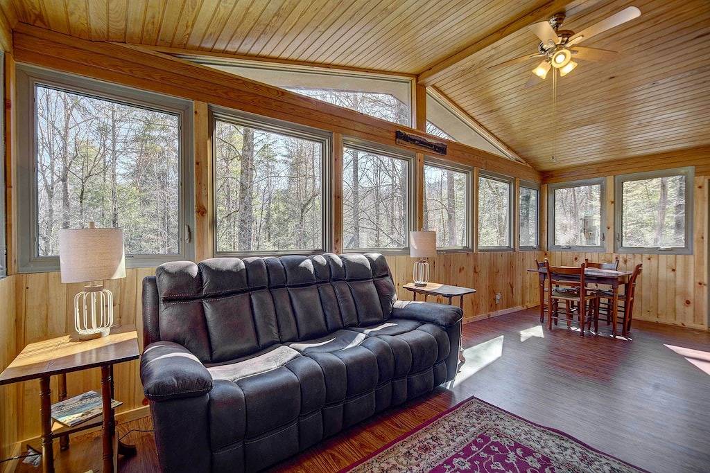 Cozy Log Cabin: 6 Mi to Great Smoky Mtns Np! in Blount County