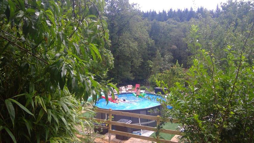Gîte pour 2 personnes, avec vue ainsi que piscine et jardin dans Saint-Genest
