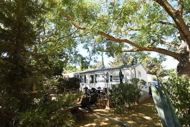 Camping pour 5 personnes, avec Jacuzzi et Bassin pour enfant à Sérignan
