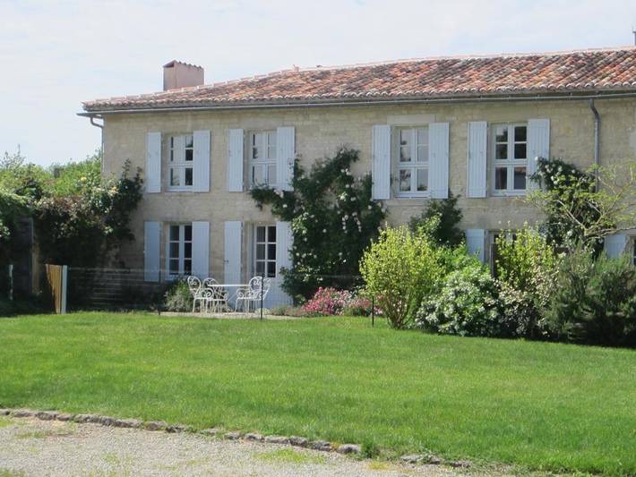 Location de vacances pour 8 personnes, avec Terrasse et Jardin ainsi que Piscine et Vue à Blanzay-sur-Boutonne