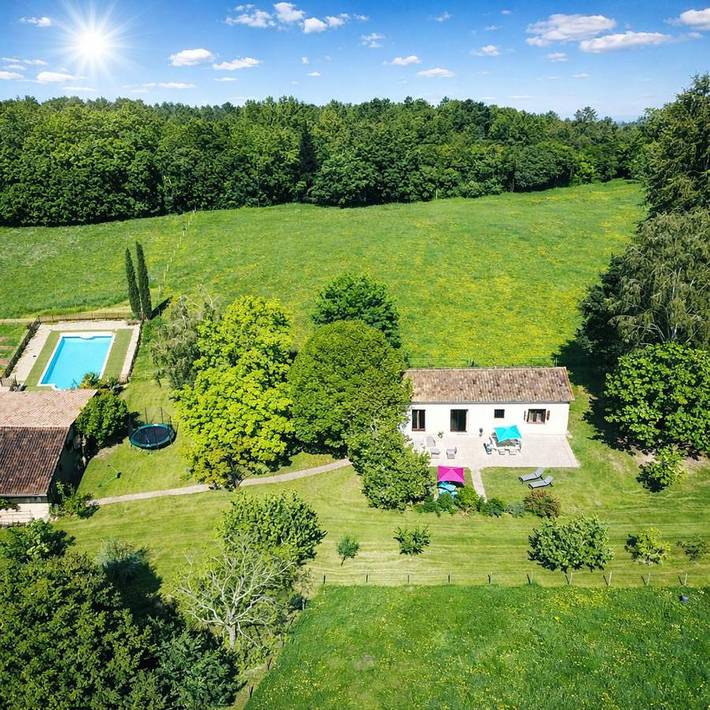 Location de vacances pour 5 personnes, avec piscine ainsi que vue et jardin à Coutras - 3