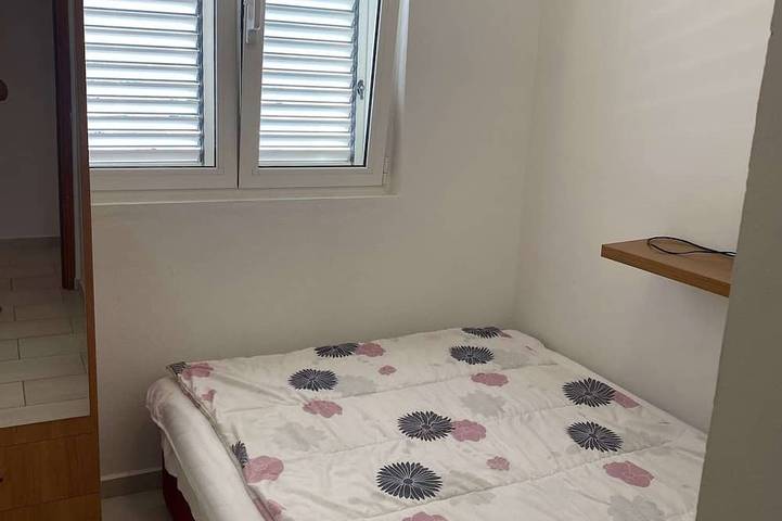 Ganze Wohnung, 2-Zimmer-Ferienwohnung mit Balkon und Meerblick Preko, Ugljan in Plaža Jaz, Poljana