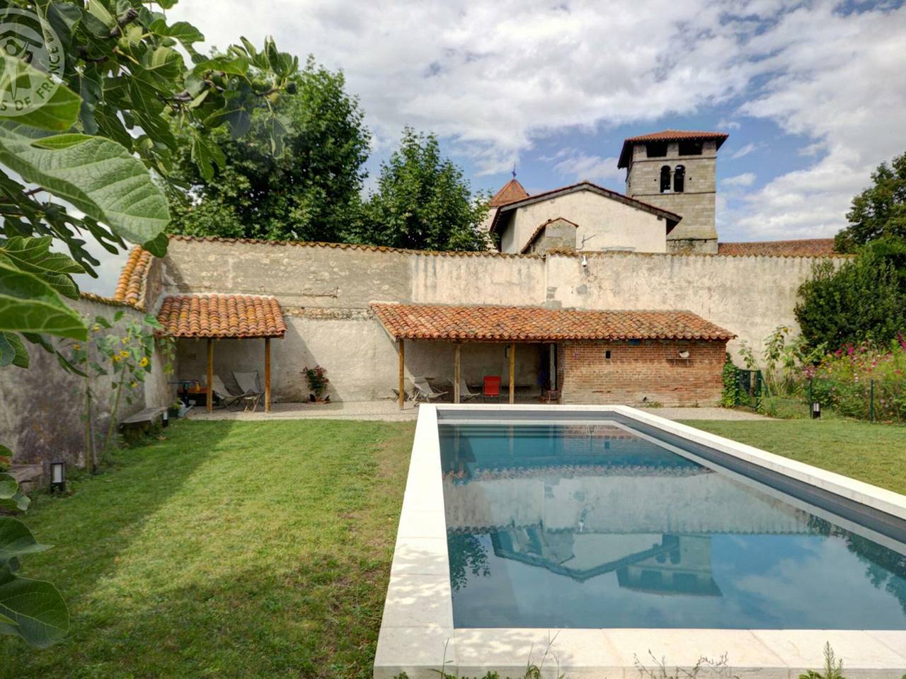 Gîte de charme avec piscine, Wi-Fi et animaux acceptés in Saint-Germain-Laval, Région de Roanne