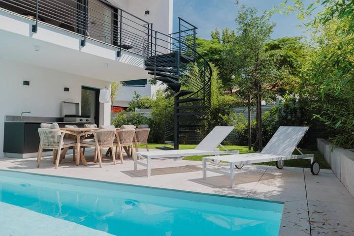 Location de vacances pour 10 personnes, avec piscine et jardin, animaux acceptés dans Plage Pontaillac - 2