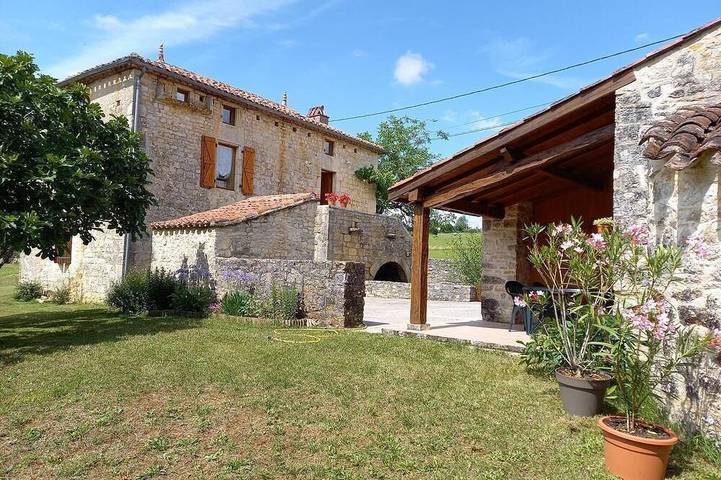 Location de vacances pour 4 personnes, avec jardin à Saint-Pierre-Lafeuille