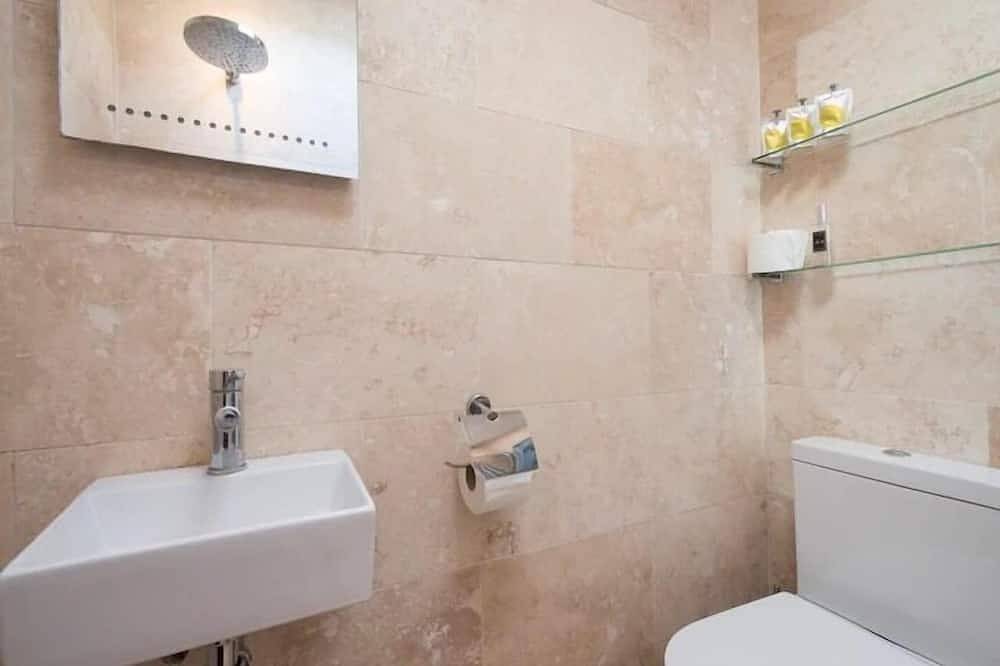 Charming one bedroomed converted boathouse overlooking Broad, Ranworth. in Woodbastwick, The Broads