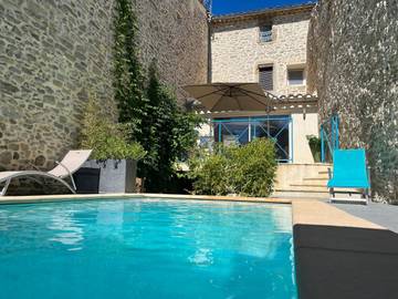 Gîte pour 6 personnes, avec balcon et piscine, adapté aux familles à Cesseras
