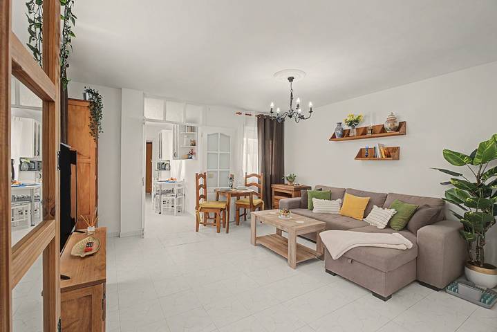 Apartamento entero, Apartamento vacacional Sol Del Medano' con vistas al mar, balcón y Wi-Fi in Playa el Médano, Granadilla de Abona