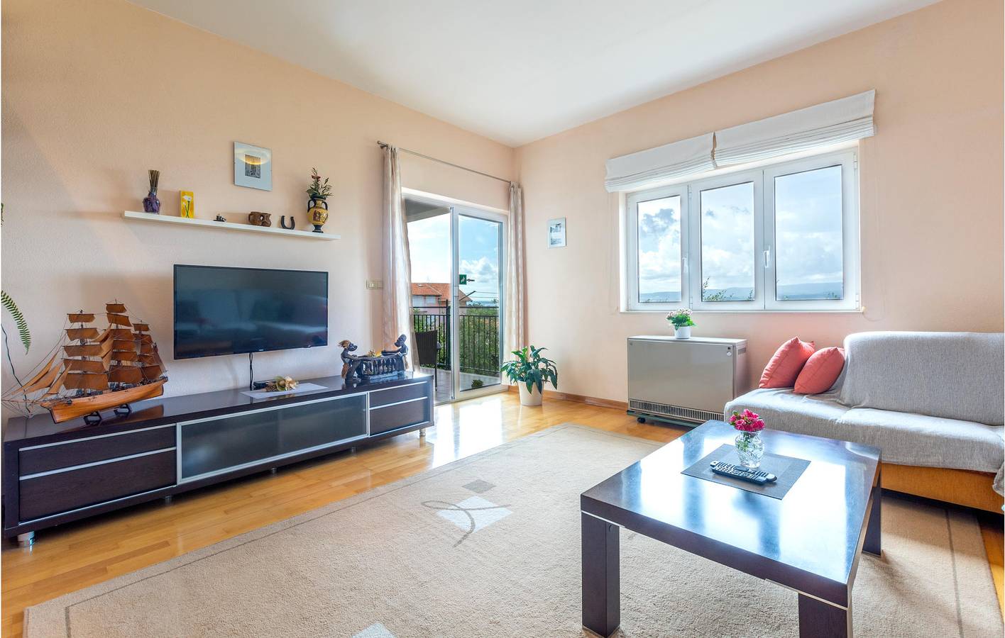 Ganze Ferienwohnung, Urlaub am Meer: Gemütliche Ferienwohnung mit Terrasse und WLAN, 1 km vom Strand entfernt in Jesenice, Split-Dalmatien