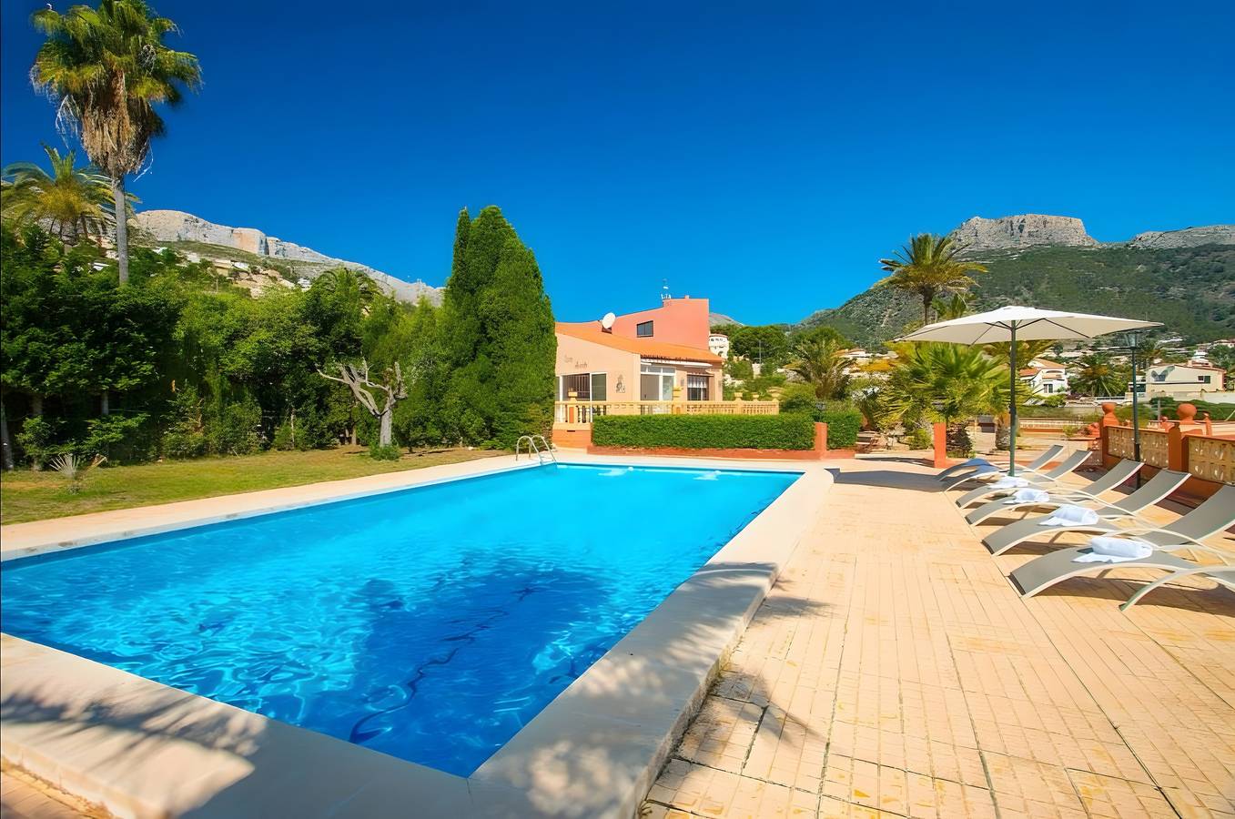Casa Vacacional 'Blanco' con Vistas al Mar, Wi-Fi y Aire Acondicionado in Cala les Urques (Maryvilla), Maryvilla