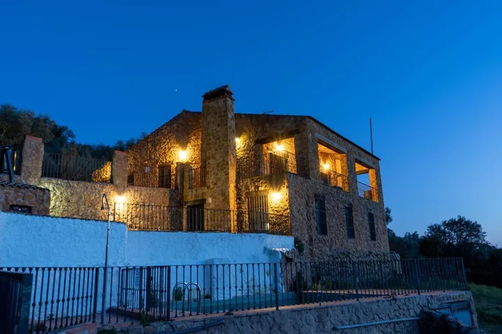 Casa de vacaciones para 12 personas, con piscina además de jardín y jacuzzi - 1