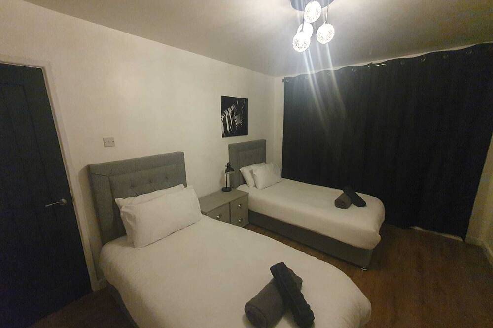 Luxury 5 - New Bedroom Chalet in Luton, Chiltern Hills