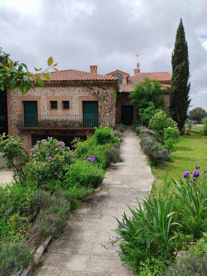 Location de vacances pour 10 personnes, avec vue ainsi que jardin et piscine, animaux acceptés à Ávila - 2