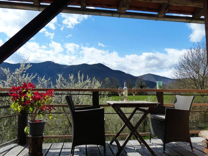 Location de vacances pour 9 personnes, avec terrasse ainsi que jardin et vue à Massat
