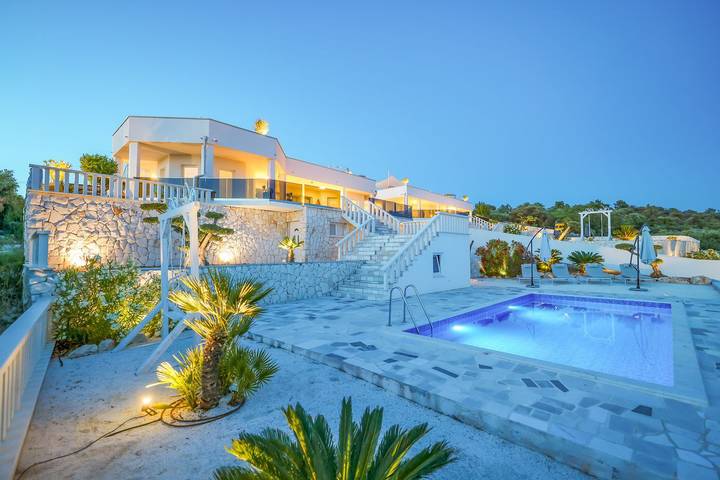 Villa pour 8 personnes, avec jacuzzi ainsi que jardin et terrasse à Sevid