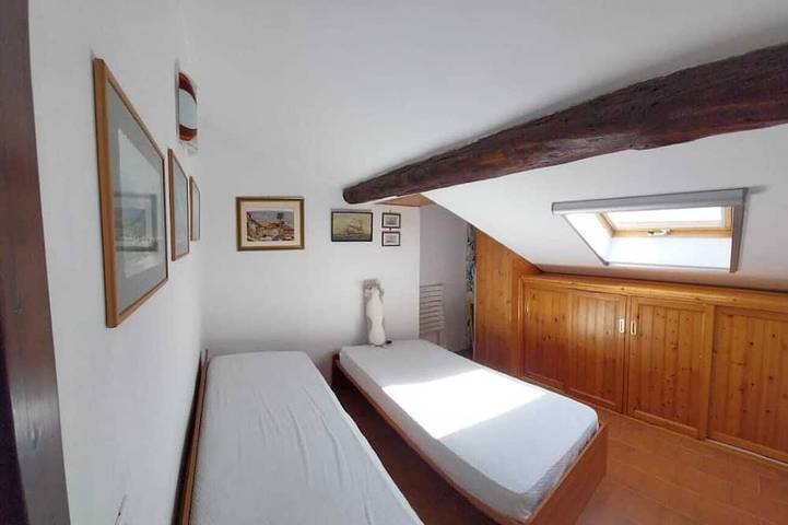 Appartamento intero, Appartamento 5 posti letto con terrazzo vista mare, distanza dalla spiaggia 50 m in Porto Maurizio, Imperia