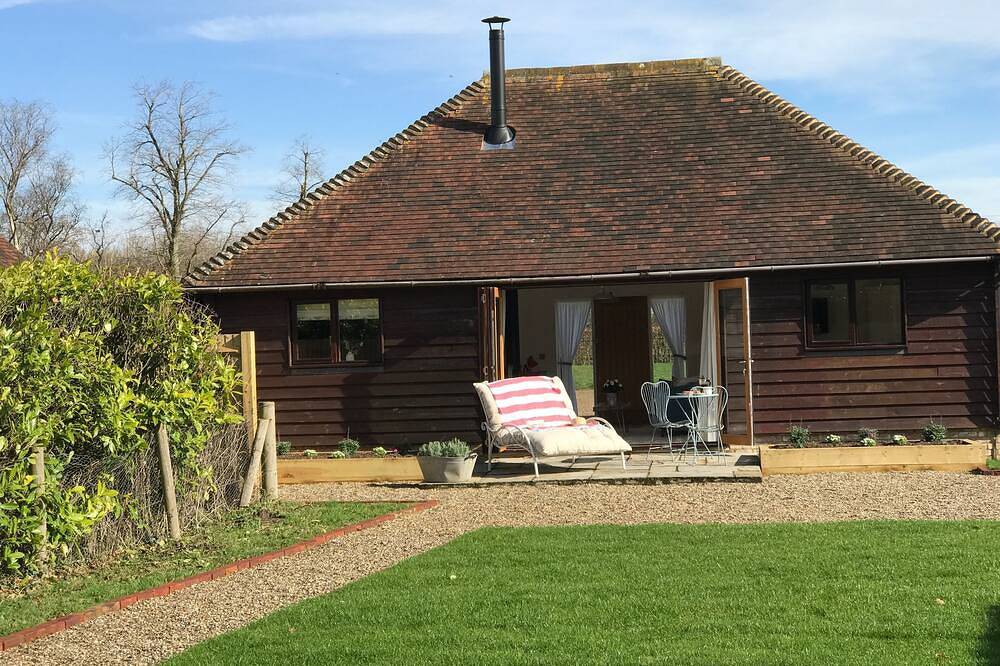 Romantic retreat in the hop fields of Kent, with great sightseeing in Tenterden, Ashford region