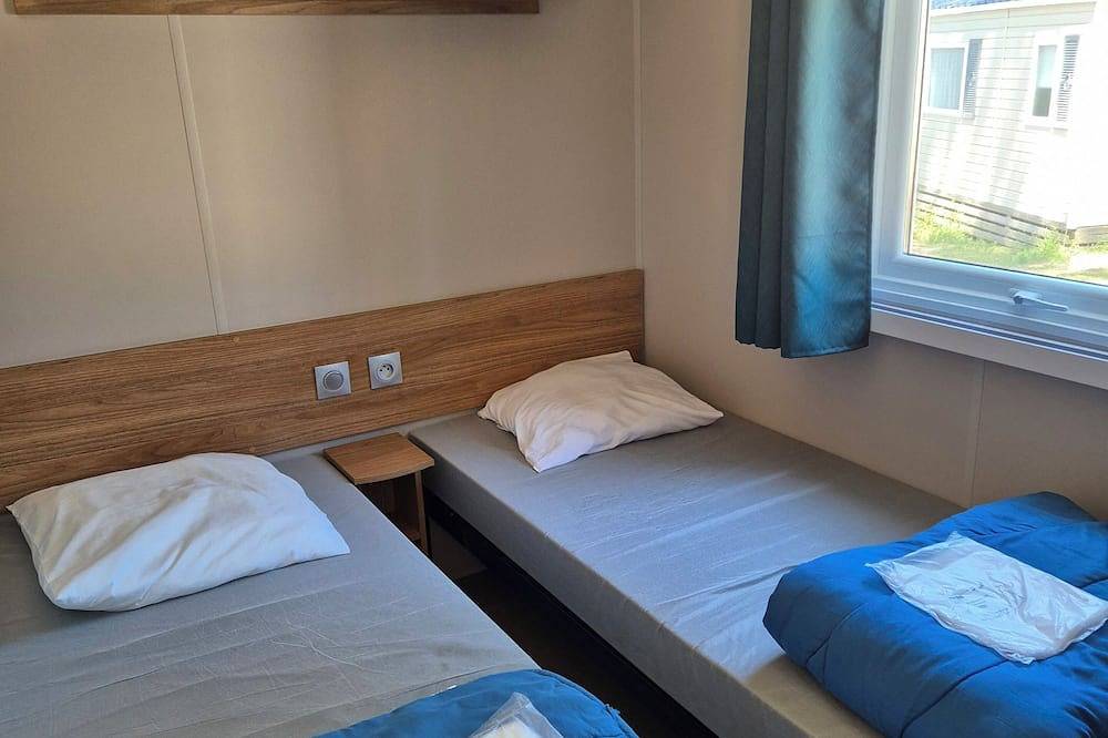 Mobilhome Sur le Cap Ferret dans les pinèdes, dans un camping 4 étoiles. in Claouey, Lège-Cap-Ferret