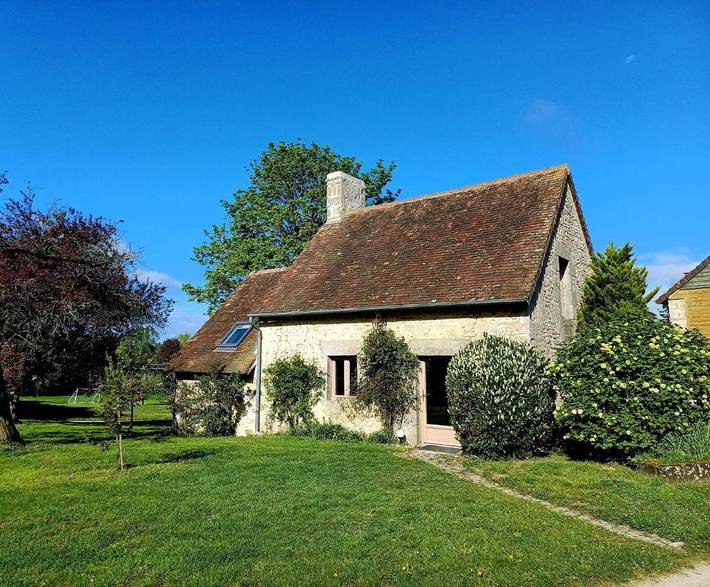 Gîte pour 5 personnes, avec vue ainsi que piscine et jardin dans Champfleur