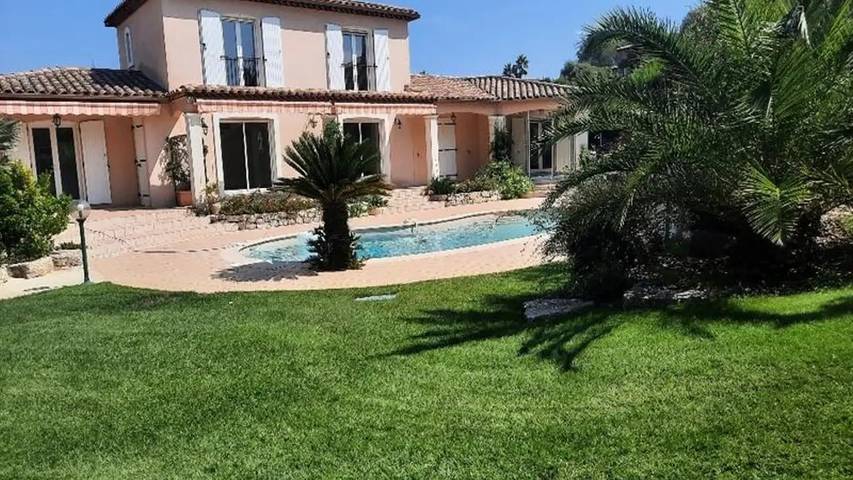 Gîte pour 9 personnes, avec Terrasse ainsi que Jardin et Piscine dans Golf et Tennis Club de Valescure