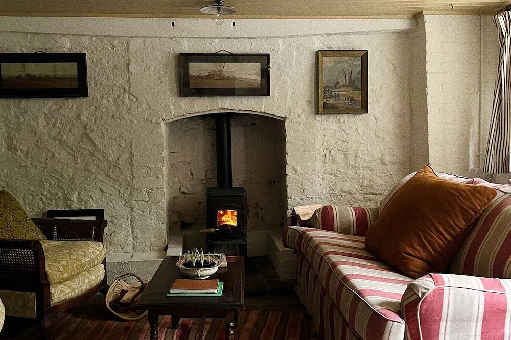 Historical Little Mill Cottage, Moments From Mountains and Market Town in Mardy, Brecon Beacons