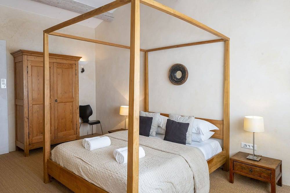 The Bastide-Ferienhaus-Luxus-Ensuite mit Bad-Blick auf die Landschaft in Joucas, Regionaler Naturpark Luberon