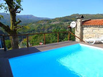 Gîte pour 2 personnes, avec vue et piscine ainsi que jardin et bassin pour enfant dans Gerês