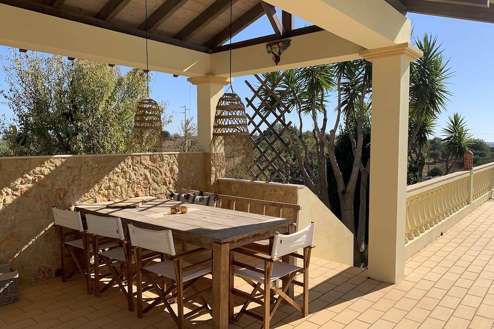 Freistehende, private Villa mit Pool in grosszügiger Gartenanlage, Wifi, Ac in Estoi, Faro