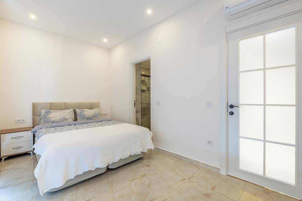 Entire apartment, Charming 2-bedroom apartment with Wifi, Ac in soothing Antalya in Kleopatra Beach, Antalya Province