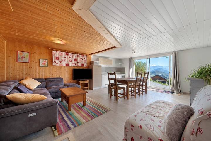 Entire apartment, Apartment 'Charmant Vue Mont-Blanc' with Mountain View and Wi-Fi in Onnion, Bonneville region