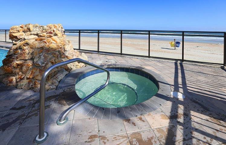 Hotel for 6 people, with hot tub and yard as well as pool in Ormond Beach