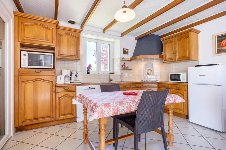 Holiday Home 'Single-Storey' with Private Terrace, Shared Garden and Wi-Fi in Mahalon, Quimper region