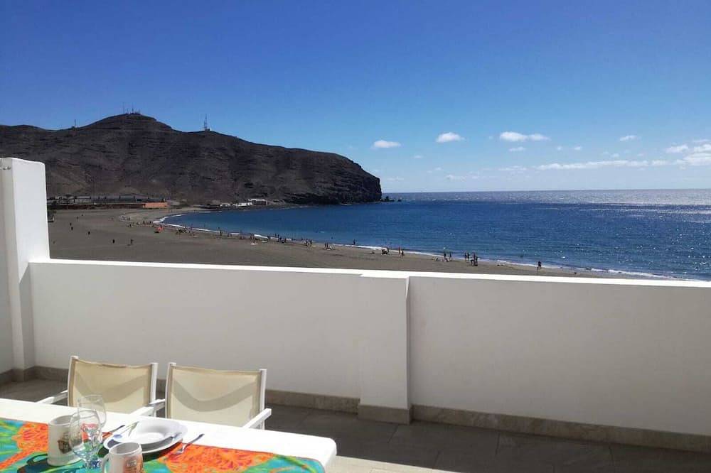 Apartamento entero, Atico de lujo en primera línea de playa con vistas espectaculares in Playa de Gran Tarajal, Gran Tarajal