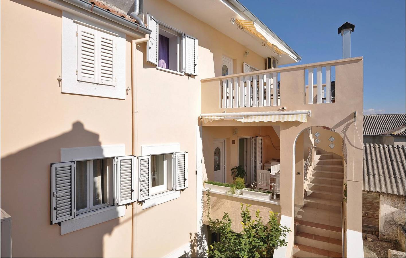 Ganze Ferienwohnung, Apartment mit Meerblick, Terrasse, Küche und Parkmöglichkeiten an der Straße – 600 m vom Strand entfernt in Novigradsko More, Zadar