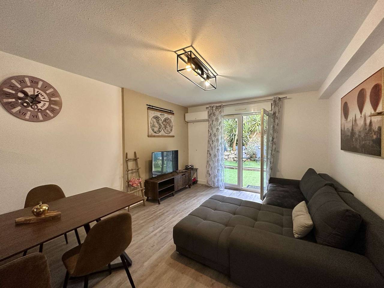 Entire apartment, Apartment with Terrace, Parking, and 2 Bedrooms - 2 km from Beach in L'Île-Rousse, Calvi region