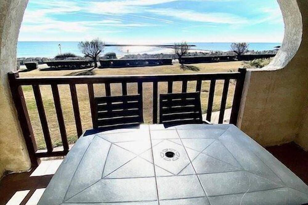 Appartement entier, Appartement vue mer, terrasse, place de parking privée, proximité des commerces in Saintes-Maries-de-la-Mer, Côte méditerranéenne (France)